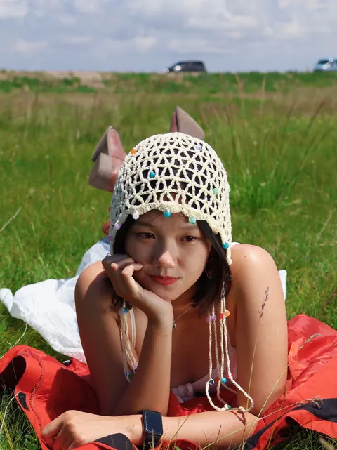Melody 在草地上休息
