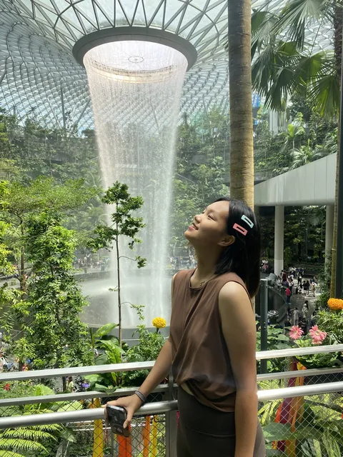 Melody 在室内瀑布前